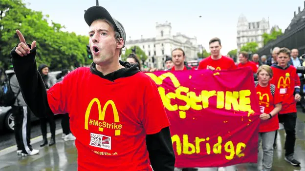 Trabajadores de McDonald's manifestándose el lunes por las calles de Londres. :: afp