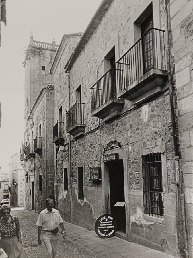 El desaparecido Palacio del Vino, que estaba junto al Parador de Cáceres, hace 25 años