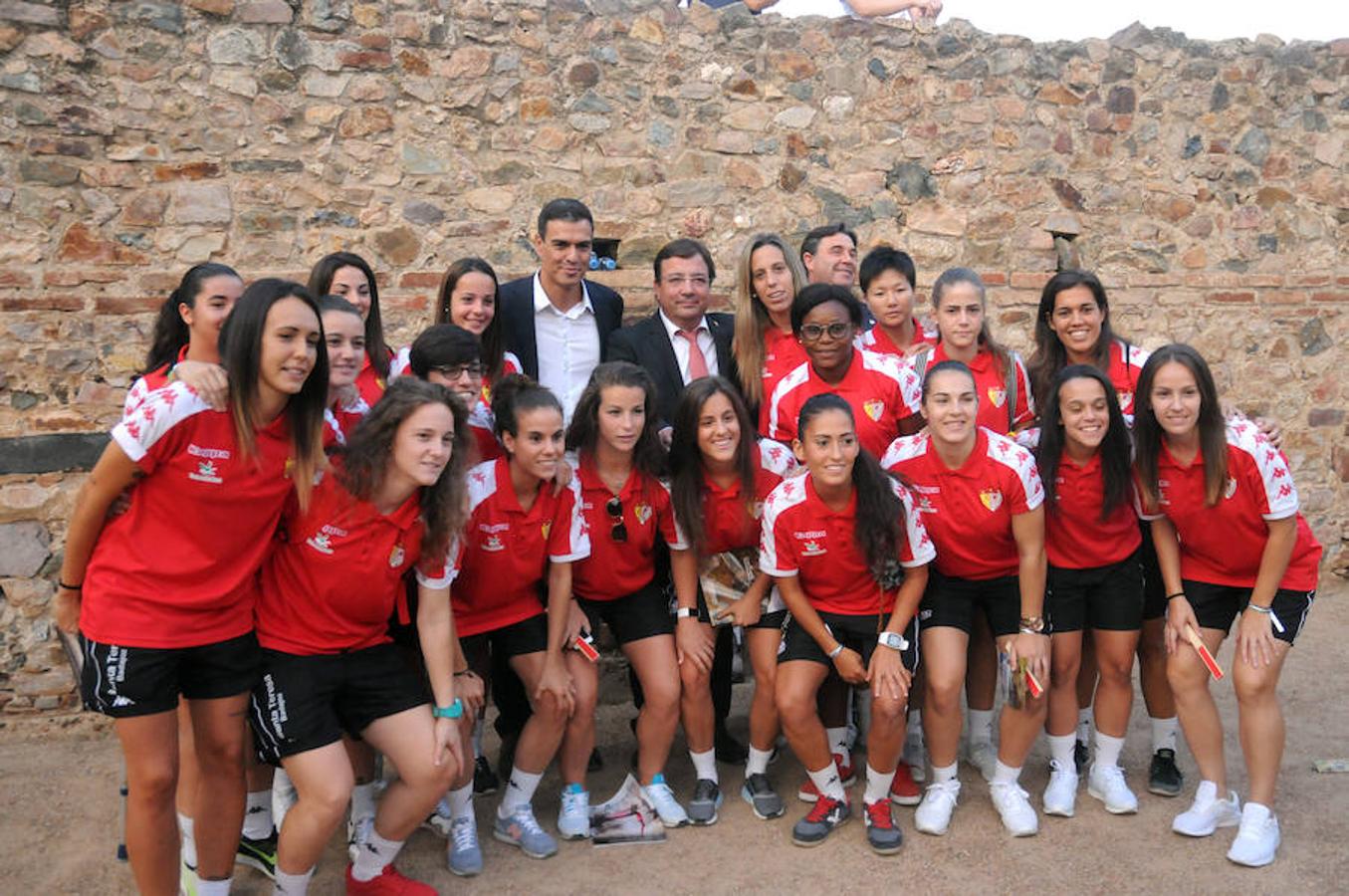 Han recibido el galardón el Orfeón Cacereño; el Colegio San José de Villafranca de los Barros; el equipo de fútbol femenino Santa Teresa; el cantautor Pepe Extremadura, y la cooperante y directora de Médicos Mundi en la región, María Victoria López