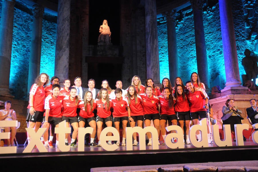 Han recibido el galardón el Orfeón Cacereño; el Colegio San José de Villafranca de los Barros; el equipo de fútbol femenino Santa Teresa; el cantautor Pepe Extremadura, y la cooperante y directora de Médicos Mundi en la región, María Victoria López