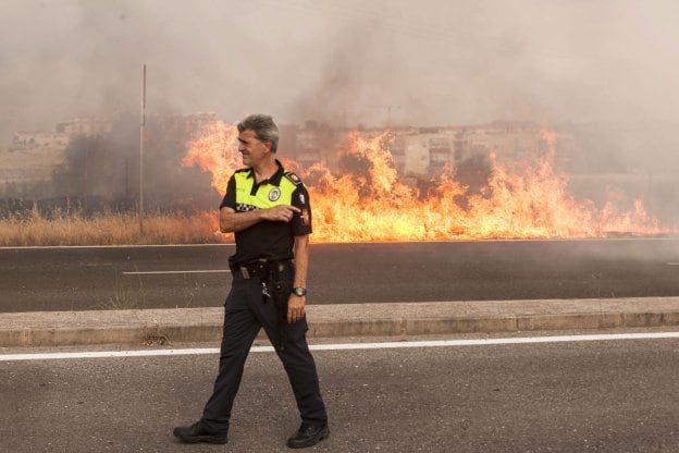 La sequía extrema ha hecho que los incendios de la temporada salten carreteras y caminos. :: HOY