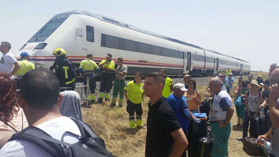 Viajeros afectados por una de las averías que ha tenido lugar este verano en la línea de Madrid