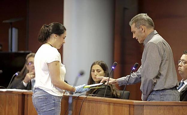 Pavón, ante el arma homicida, en el juicio que se está desarrollando hoy en la Audiencia de Cáceres