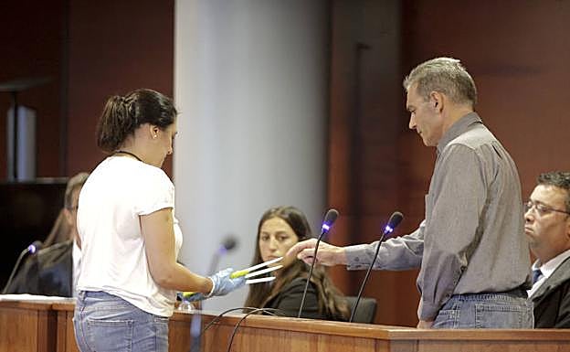 Pedro Pavón señala en el juicio el arma del crimen, el cuchillo de enmedio