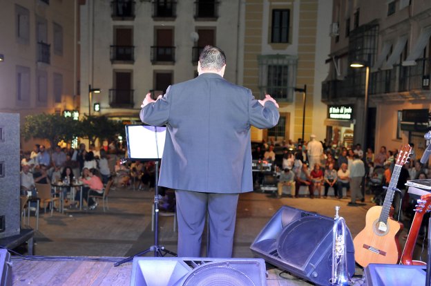 Concierto de Fede Muñoz en la plaza de Ansano en una edición anterior de la Noche Abierta. :: david palma
