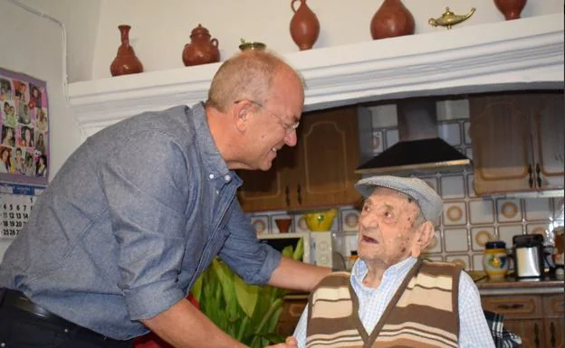 Monago visita en Bienvenida a 'Marchena', el hombre más longevo del mundo