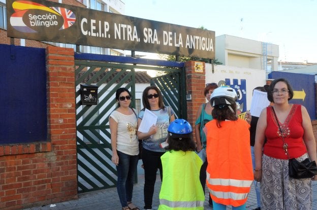 Recogida de firmas en la vuelta al cole de La Antigua