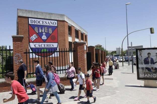 Un padre lucha para que sus dos hijos estén en el Diocesano. :: hoy