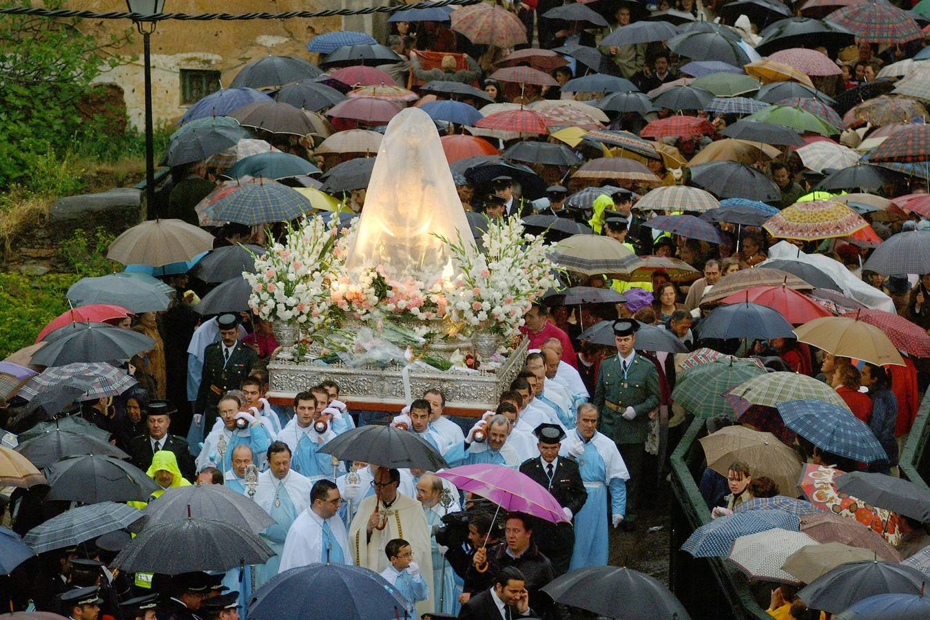  Bajada de la Virgen de la Montaña en el año 2004, lloviendo