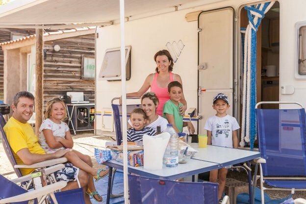 Camping. Los planes familiares con caravana encuentran su hueco en el camping de Cáceres. :: j. rey