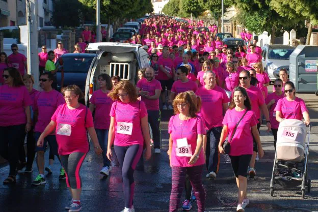 Participantes en la marcha contra el cáncer. :: JSP