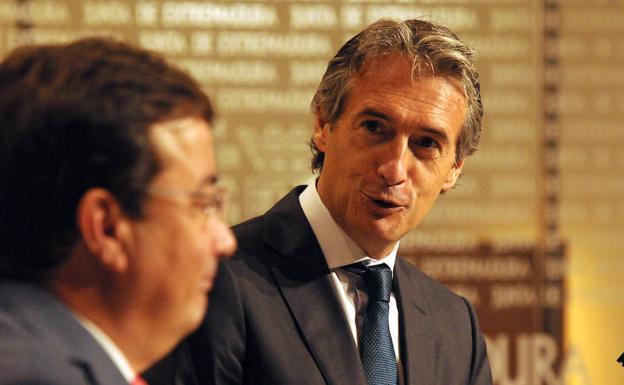 El ministro de Fomento, Íñigo de la Serna, durante la rueda de prensa ofrecida junto al presidente de la Junta de Extremadura, Guillermo Fernández Vara