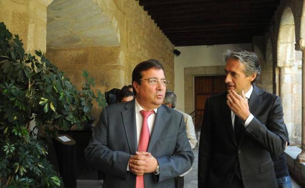 Guillermo Fernández Vara e Íñigo de la Serna, durante el encuentro mantenido este lunes 18 de septiembre.