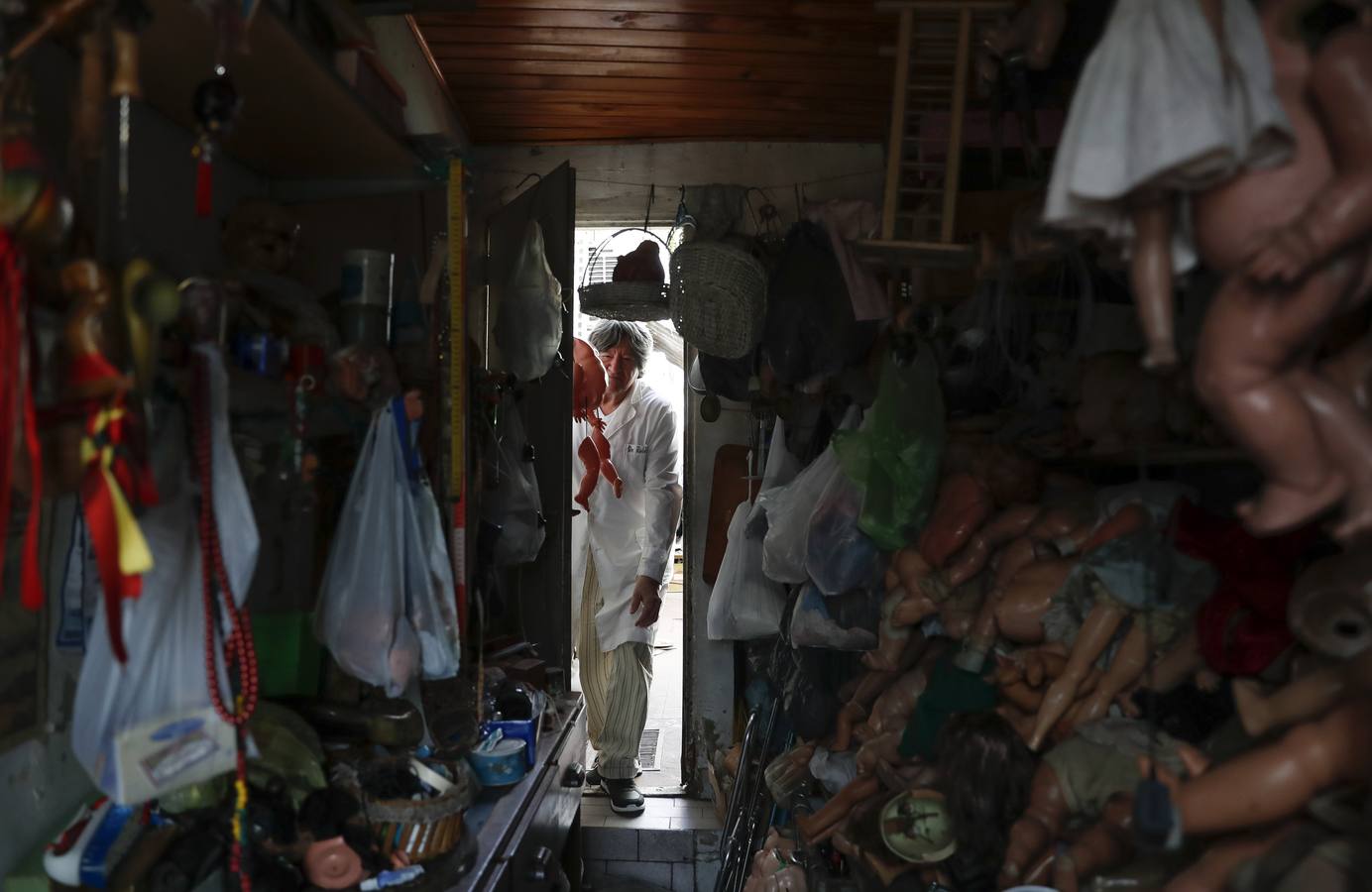 En un pequeño pero mágico local de Buenos Aires el doctor Julio Roldán se encarga de restaurar muñecas y devolver a sus dueños los recuerdos, la ilusión y el cariño que simbolizan