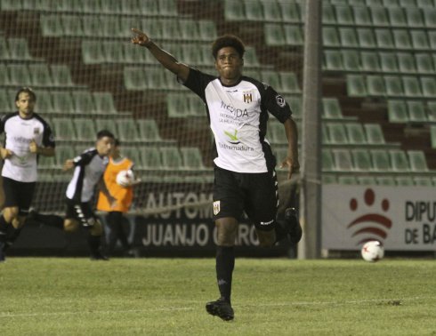 Mustafá celebra su gol al San Fernando en el Romano. :: J. M. Romero