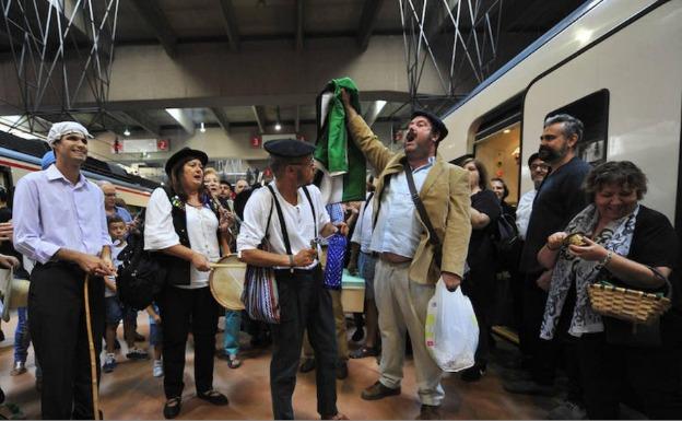 Protesta de 'Milana Bonita' en la estación de Atocha el Día de Extremadura:: EFE