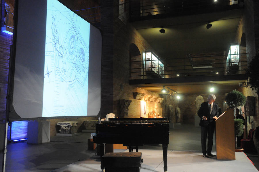 En el acto, al que ha asistido el arquitecto del edificio Rafael Moneo, también ha tenido lugar la entrega de los Premios Genio Protector de la Colonia