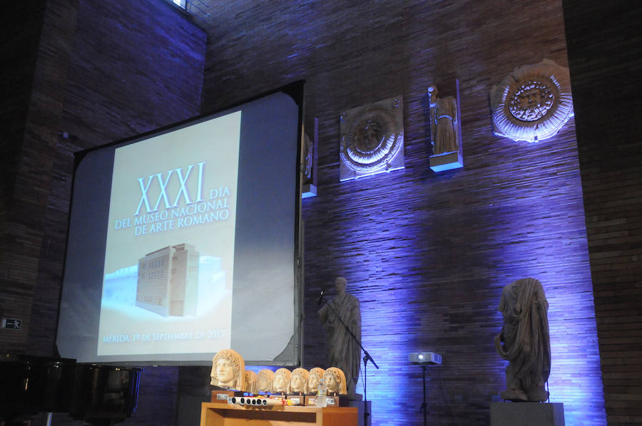 En el acto, al que ha asistido el arquitecto del edificio Rafael Moneo, también ha tenido lugar la entrega de los Premios Genio Protector de la Colonia