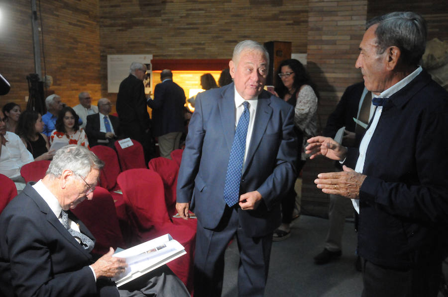 En el acto, al que ha asistido el arquitecto del edificio Rafael Moneo, también ha tenido lugar la entrega de los Premios Genio Protector de la Colonia
