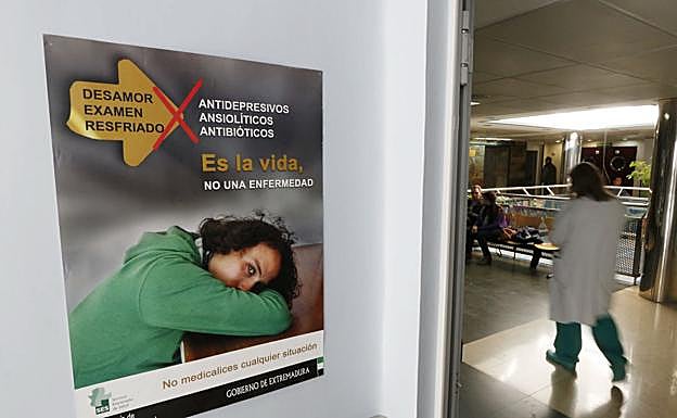 Uno de los carteles que lucen en los hospitales extremeños contra la medicalización de la vida. :: 