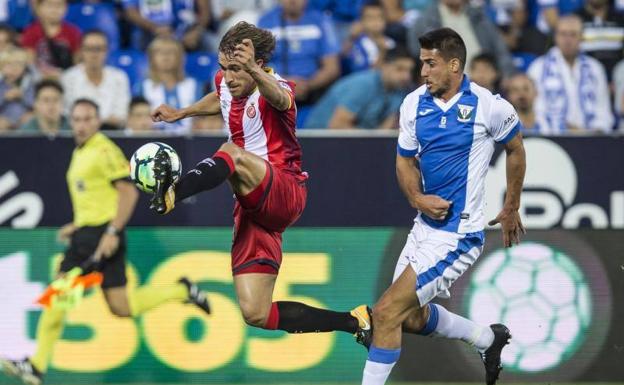 Muniesa trata de controlar el balón ante la oposición de Gabriel Pires. 