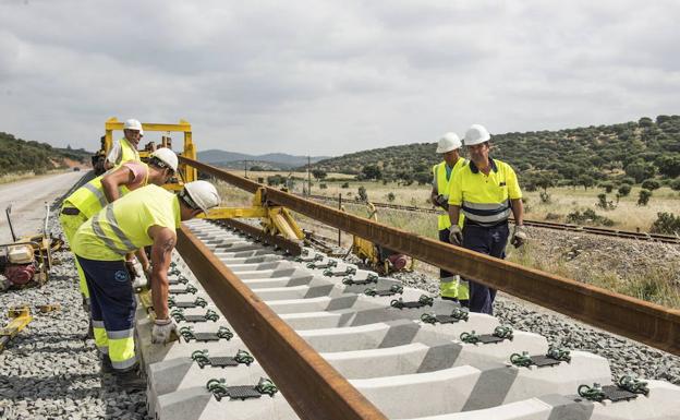 Comienza el montaje de las vías del AVE entre Mérida y Badajoz