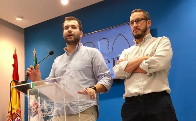 Luis Salaya y Andrés Licerán, del PSOE, esta mañana. 