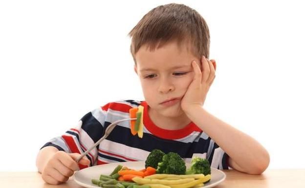 Los niños obesos comen la mitad de frutas y verduras