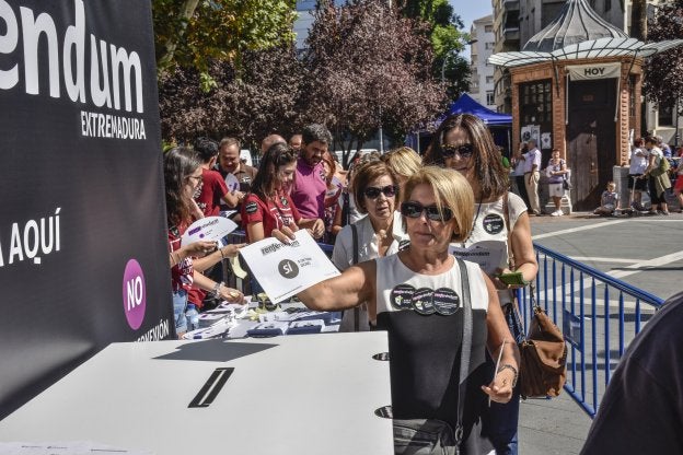 Participantes en el 'Renferéndum' para apoyar el tren digno a Extremadura