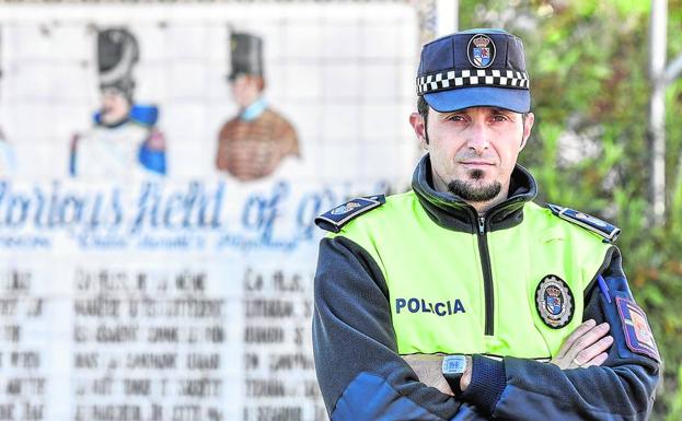 Miguel Barrero Pérez, 34 años, da servicio en La Albuera: «Informamos a los alcaldes de las verdaderas funciones de la Policía Local»
