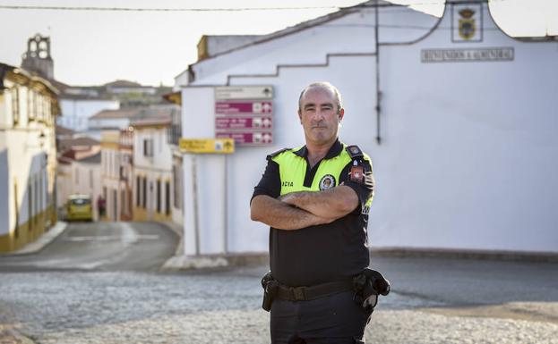 José Miguel Murillo, de 47 años, da servicio en Almendral: «CUando vives en el mismo pueblo donde trabajas no hay descanso»