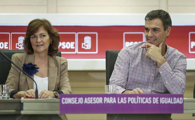 El secretario general del PSOE, Pedro Sánchez, junto a la responsable de Igualdad, Carmen Calvo.