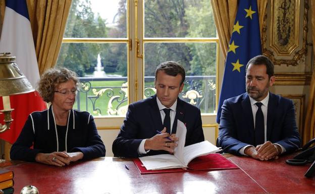 El presidente francés, Emmanuel Macron (c.).