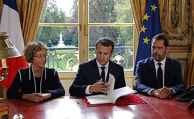 El presidente francés, Emmanuel Macron (c.).