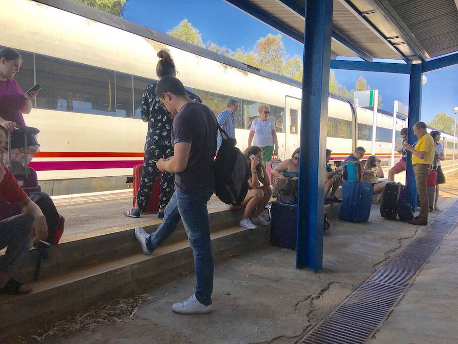 Viajeros esperando para subir a un tren:: Archivo