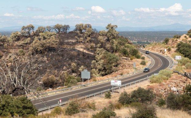 Una de la zonas de monte junto a la antigua escombrera de la N-630 que resultaron afectadas por el incendio del sábado.