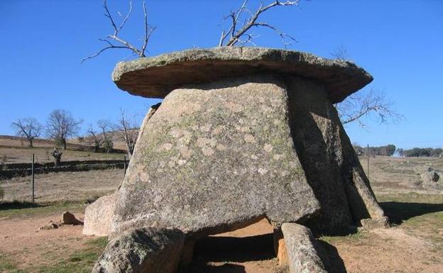 Valencia de Alcántara desvelará el sábado su rico pasado megalítico en una ruta guiada