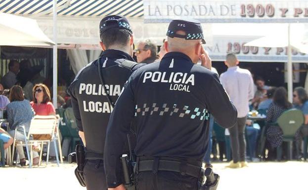 Dos agentes de la Policía local de Talavera.