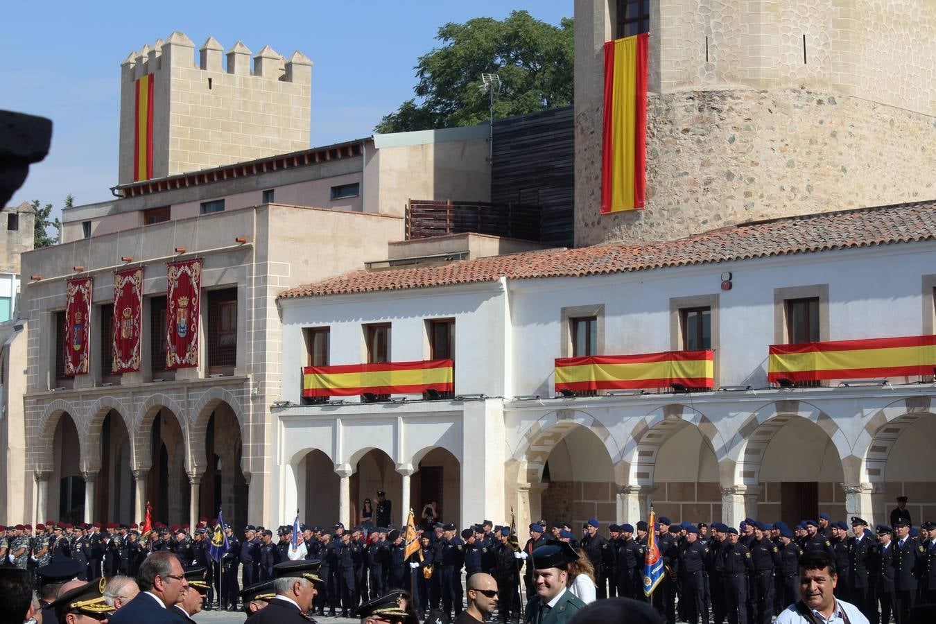 La Plaza Alta de Badajoz ha acogido esta mañana el acto oficial de Día de la Policía Nacional en el que ha asistido el ministro del Interior Juan Ignacio Zoido 