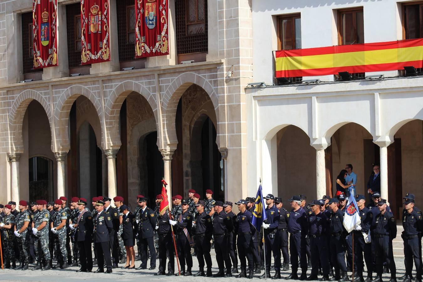 La Plaza Alta de Badajoz ha acogido esta mañana el acto oficial de Día de la Policía Nacional en el que ha asistido el ministro del Interior Juan Ignacio Zoido 