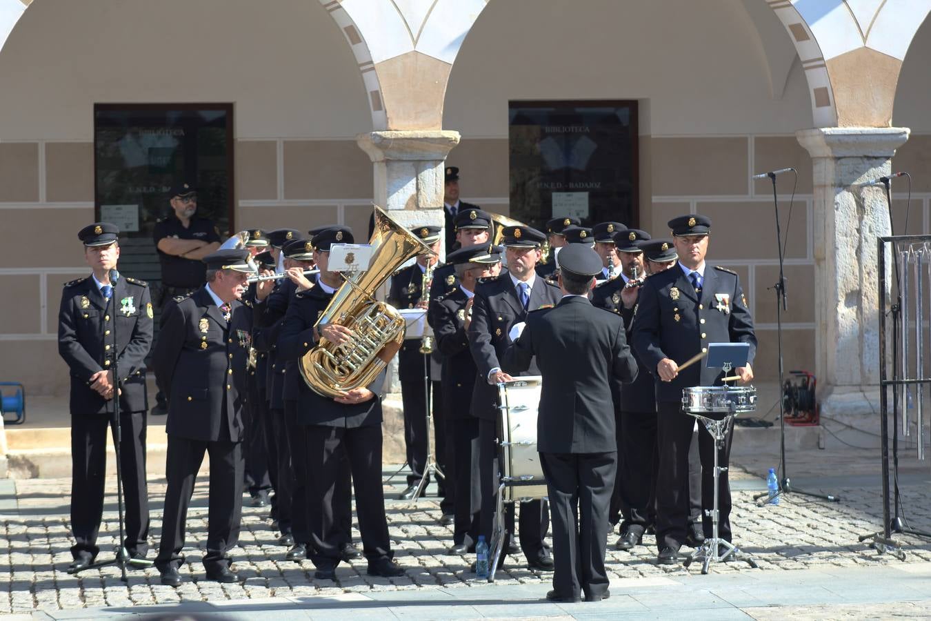 La Plaza Alta de Badajoz ha acogido esta mañana el acto oficial de Día de la Policía Nacional en el que ha asistido el ministro del Interior Juan Ignacio Zoido 