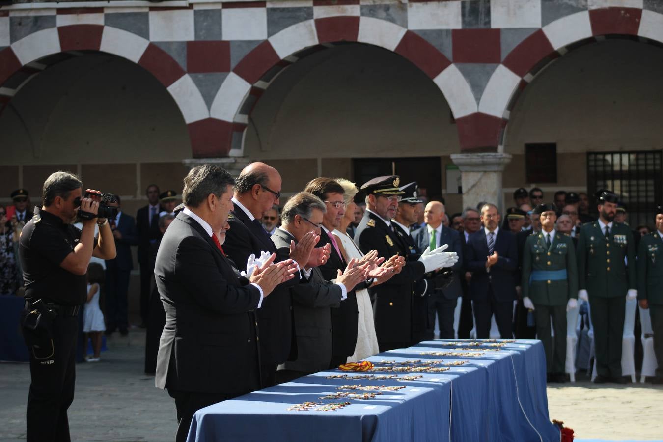 La Plaza Alta de Badajoz ha acogido esta mañana el acto oficial de Día de la Policía Nacional en el que ha asistido el ministro del Interior Juan Ignacio Zoido 