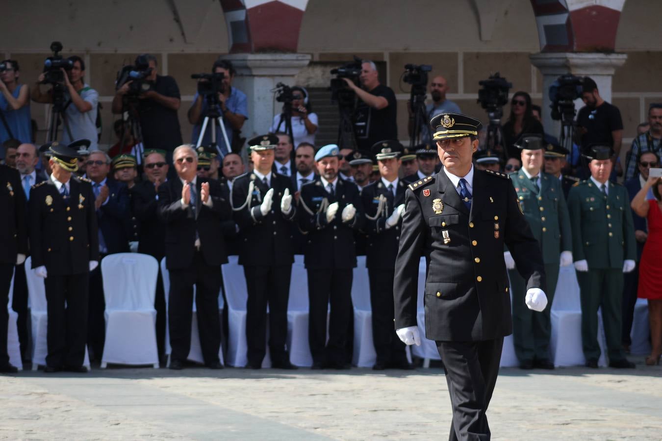 La Plaza Alta de Badajoz ha acogido esta mañana el acto oficial de Día de la Policía Nacional en el que ha asistido el ministro del Interior Juan Ignacio Zoido 