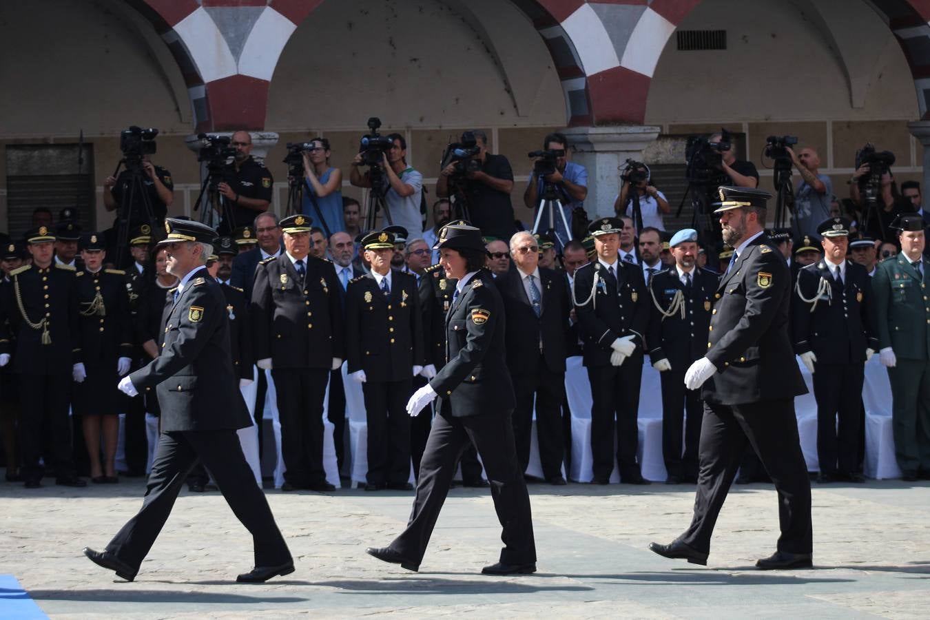 La Plaza Alta de Badajoz ha acogido esta mañana el acto oficial de Día de la Policía Nacional en el que ha asistido el ministro del Interior Juan Ignacio Zoido 