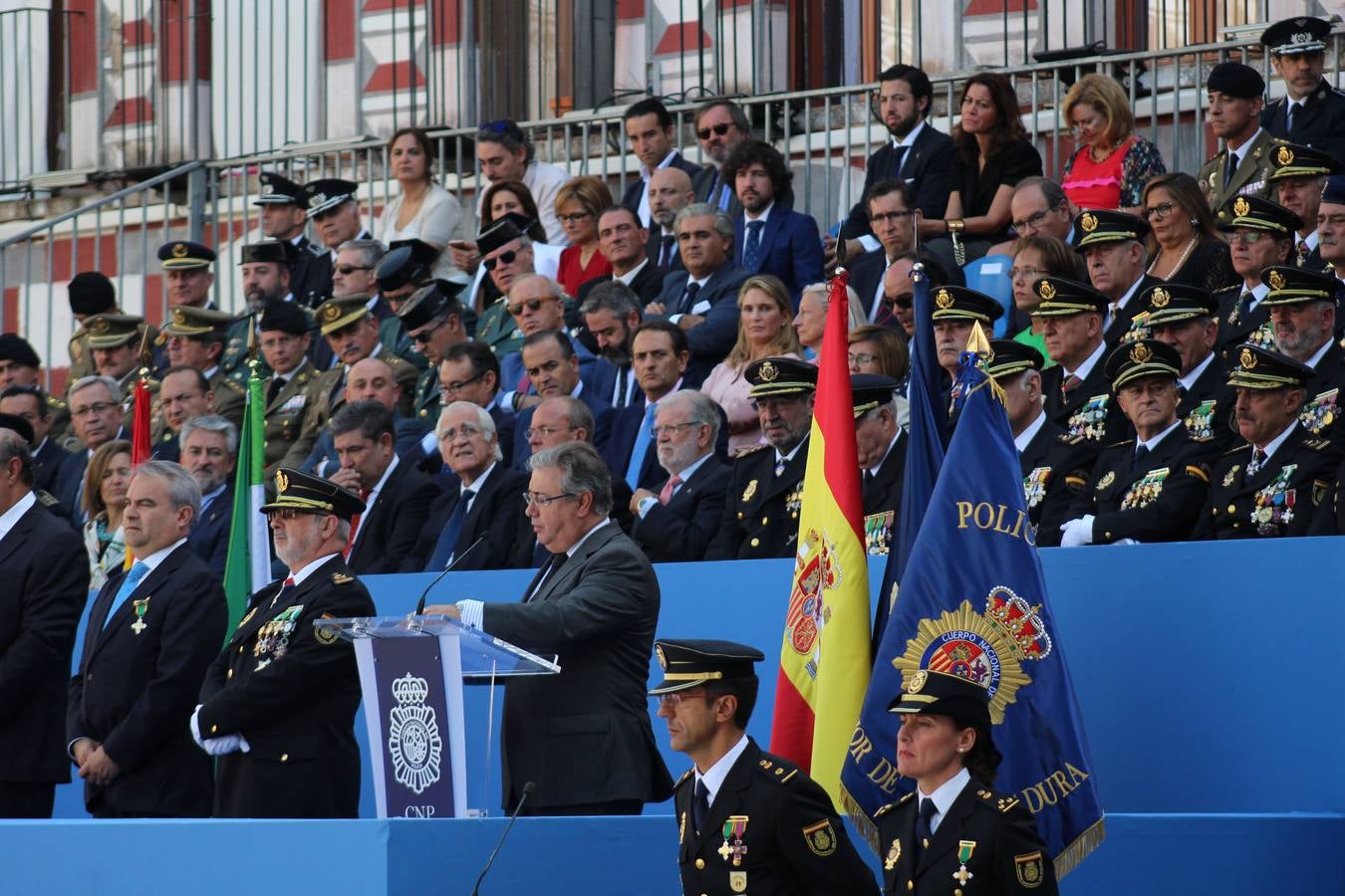 La Plaza Alta de Badajoz ha acogido esta mañana el acto oficial de Día de la Policía Nacional en el que ha asistido el ministro del Interior Juan Ignacio Zoido 