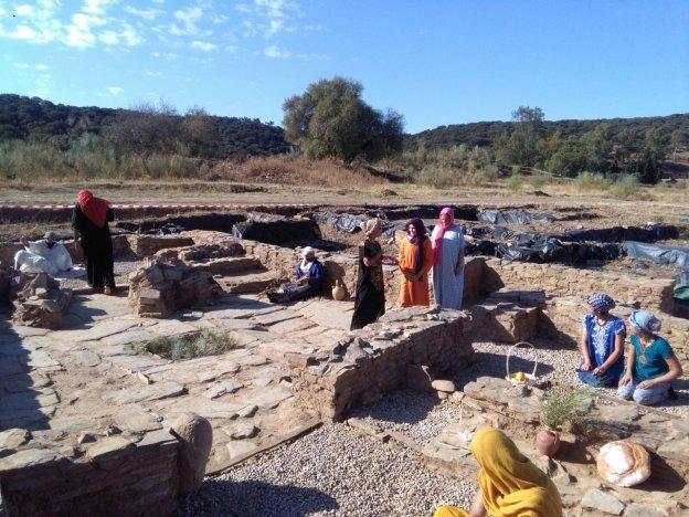 Arqueólogos escenificando el día a día en el yacimiento. :: rosa