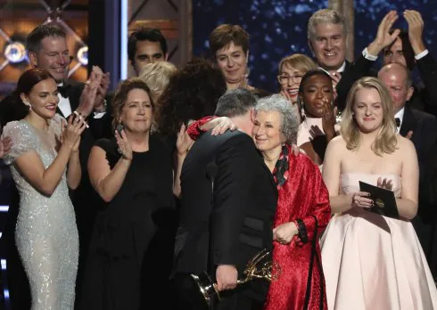 Elenco de 'El cuento de la criada' (Hulu) en los Emmy. :: reuters