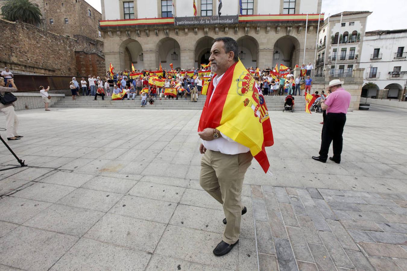 Unas 200 personas se concentran en la Plaza Mayor 