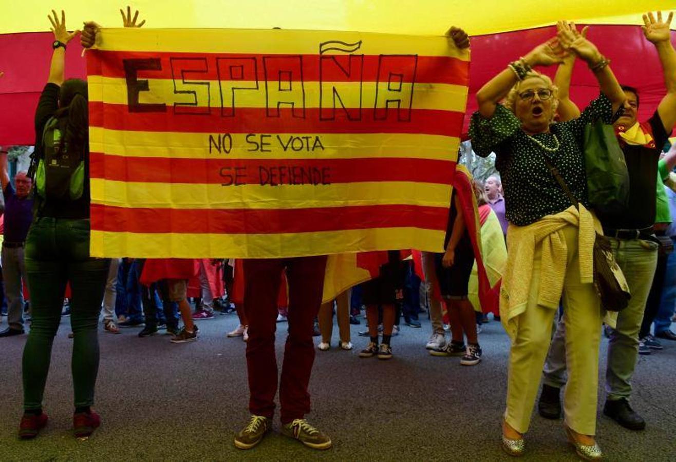 Miles de personas se han manifestado en Barcelona contra el 1-O.