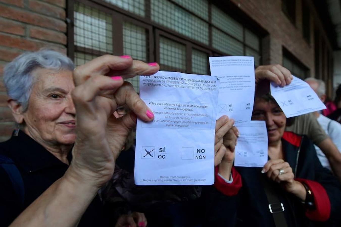 En varios puntos de Cataluña se han vivido momentos de tensión, entre manifestantes y agentes de policía, durante el referéndum soberanista